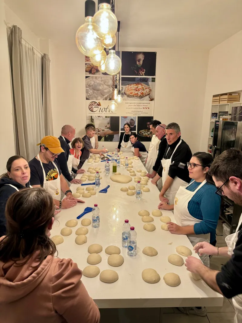 Corsisti al lavoro durante una lezione nel laboratorio di Giotto