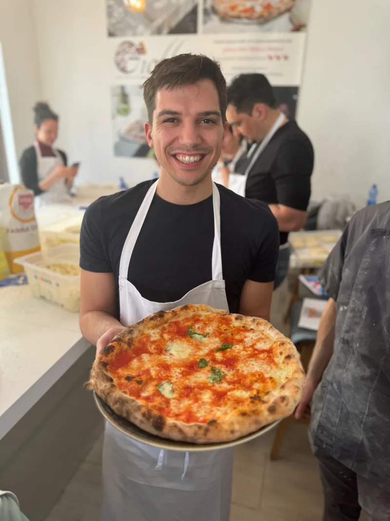 Corsista mostra la sua pizza