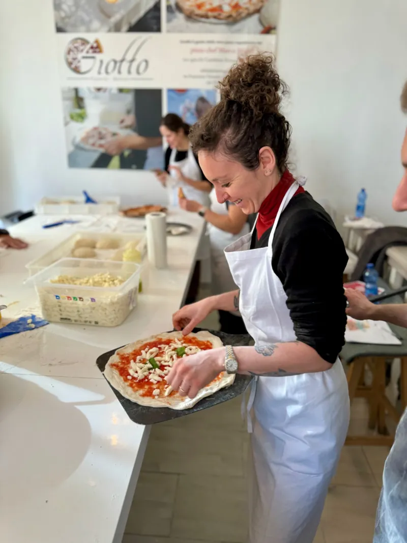 Pizza napoletana fatta al corso