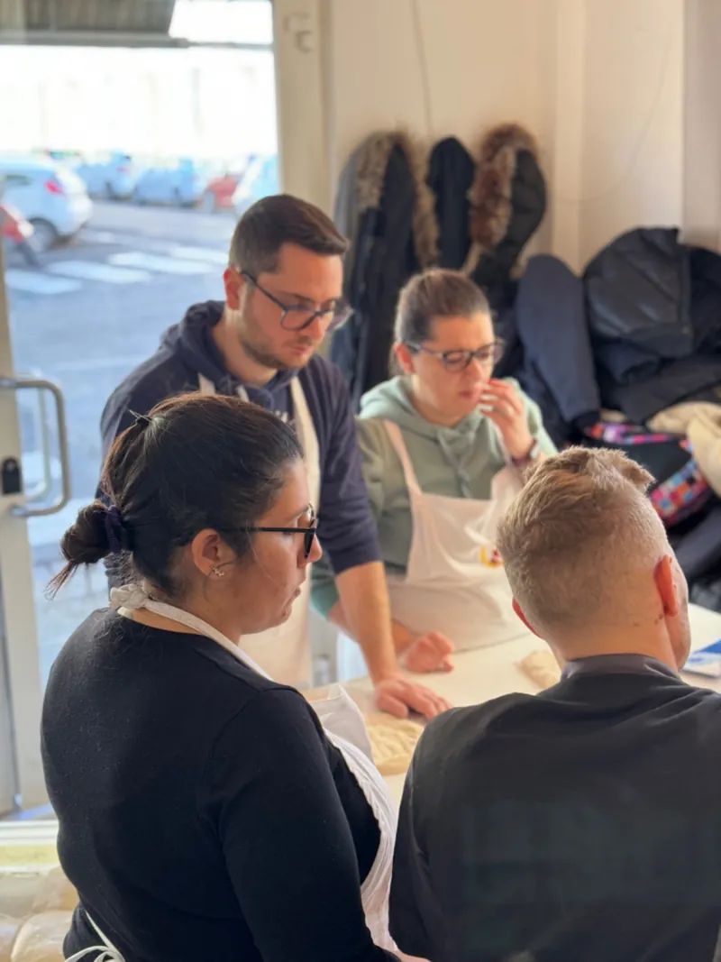 Allievo al lavoro al banco della pizzeria