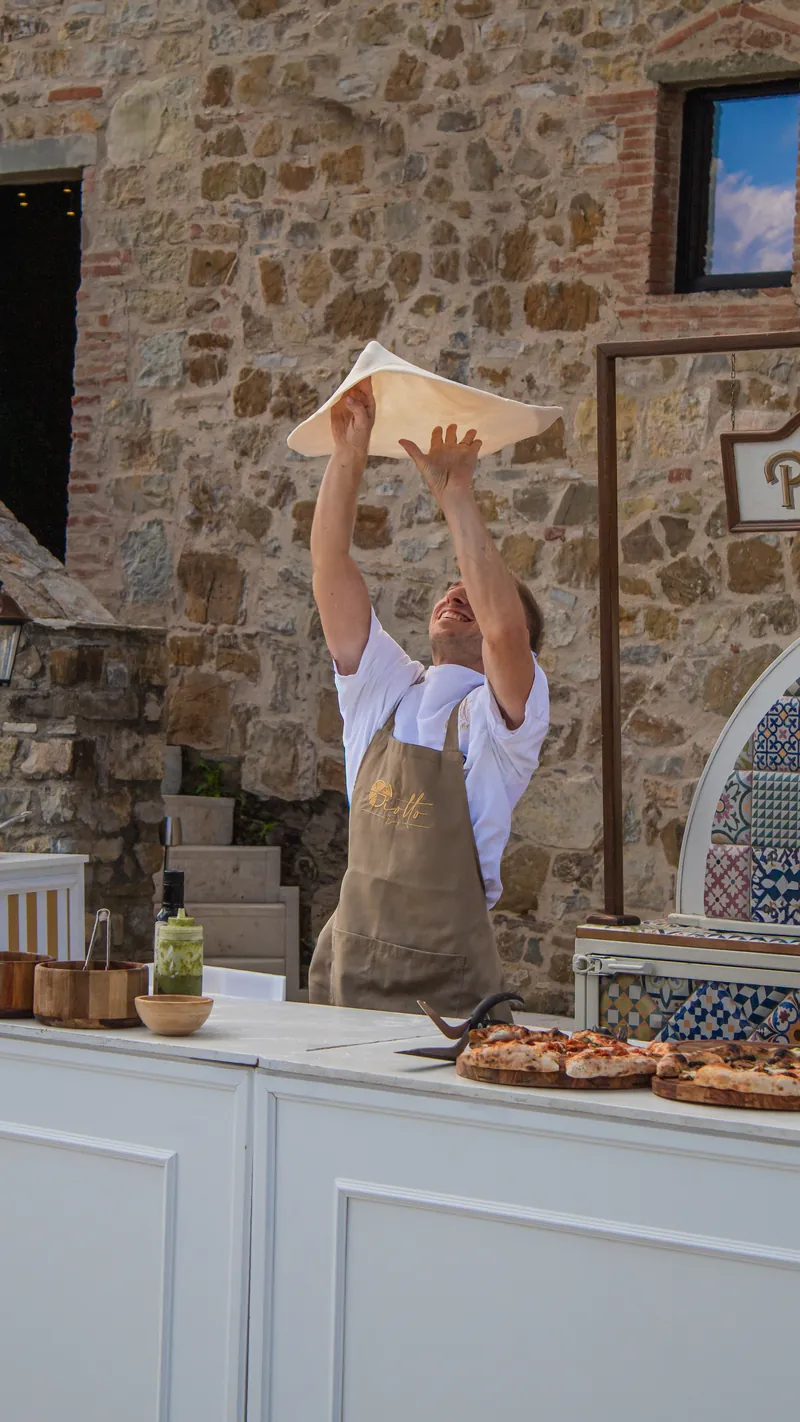Marco Manzi stende la pizza lanciando il disco di impasto