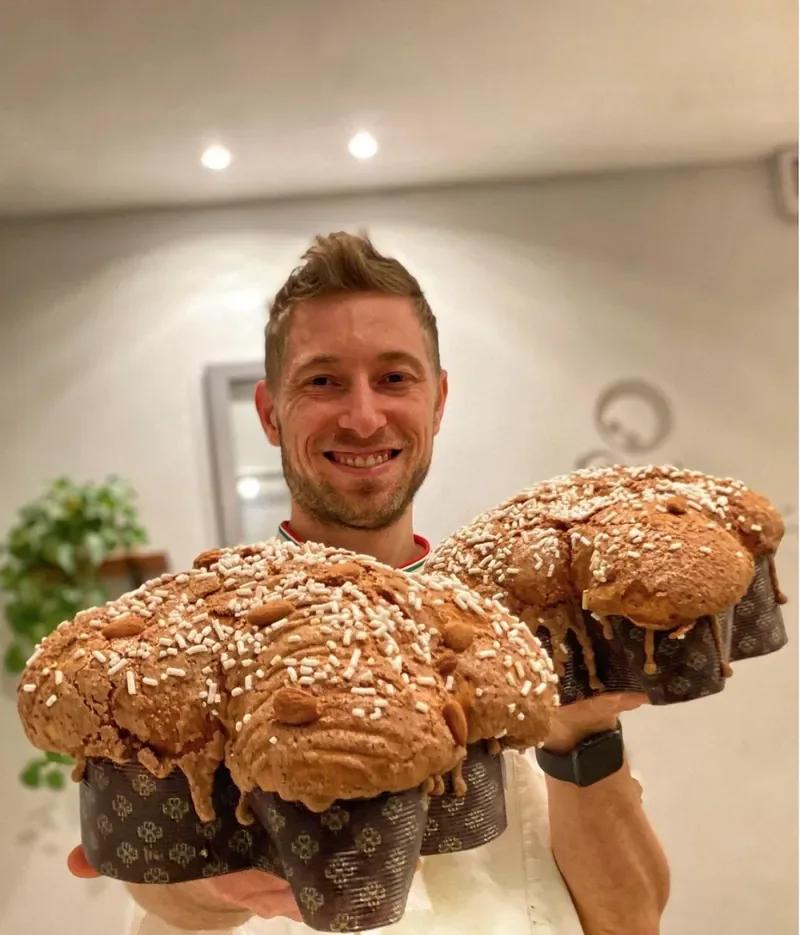 Marco Manzi con i suoi panettoni artigianali