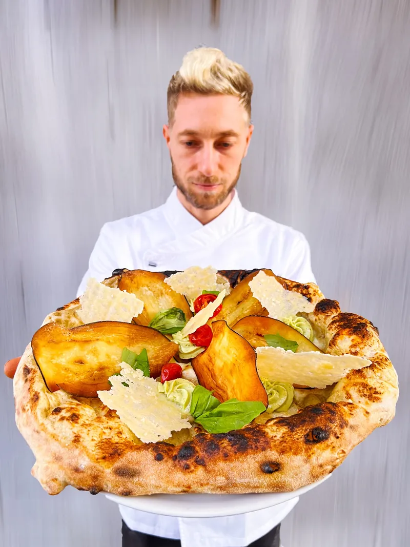 Marco Manzi con una delle sue pizze