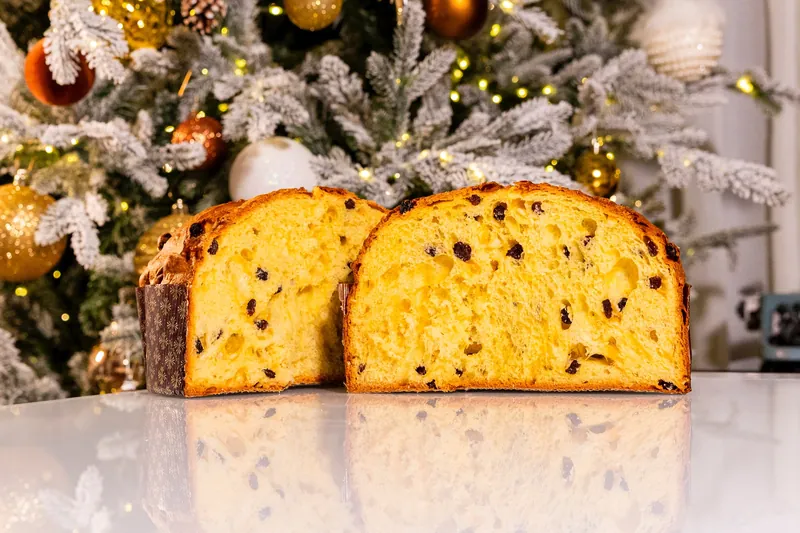 Panettone artigianale tagliato con alveolatura soffice