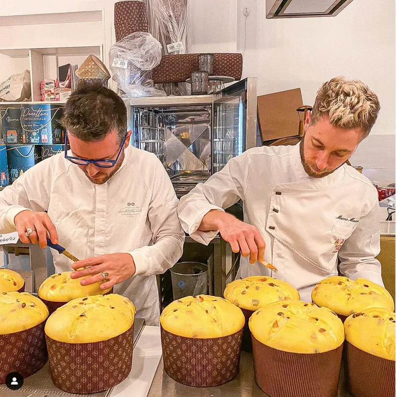 Marco Manzi e un collega preparano i panettoni