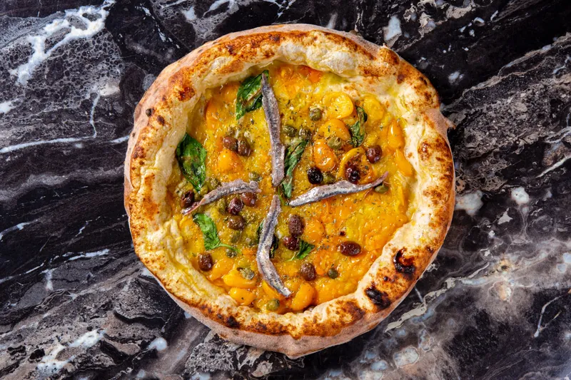 Pizza gourmet di Giotto su marmo