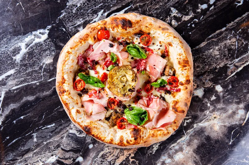 Pizza napoletana appena sfornata