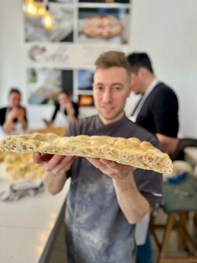 Marco Manzi mostra l'impasto della pizza in teglia